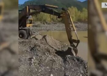 Gërryente me mjete të rënda shtratin e lumit Fan, e pëson keq një person në Mirditë