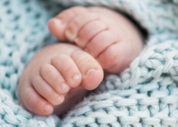 Foshnja u braktis nga e ëma/ Banorët e pallatit: Ishte kafshuar nga një mi