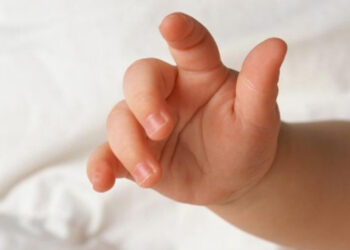 E trishtë! Humb jetën foshnja që u braktis nga nëna në garazh