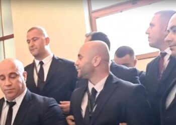 Nis mbledhja e kryetarëve, deputetët e opozitës përplasen me punonjësit e Kuvendit