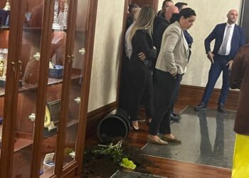 Përgjigje ndaj përjashtimeve, deputetët e opozitës s’lejojnë zhvillimin e mbledhjes