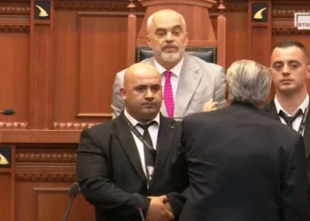 Përplasje fizike në Kuvend/ Berishën nuk e lejojnë në foltore, shtyhet me Gardën