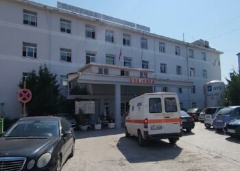 Neglizhuan pacientin/ Prokuroria dërgon për gjykim pesë mjekët e spitalit të Fierit