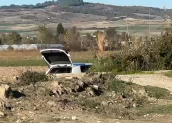 Fier/ 39-vjeçari gjendet i vrarë brenda makinës, dyshohet se ka vrarë veten