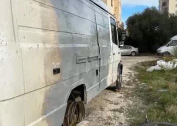 Vlorë/ Përshihet nga flakët një furgon dhe dëmtohen 2 të tjerë