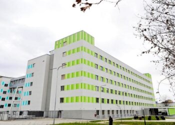 Dy fëmijë 5-vjeçarë përfundojnë në QSUT, dyshohet se janë rrëzuar në kopsht