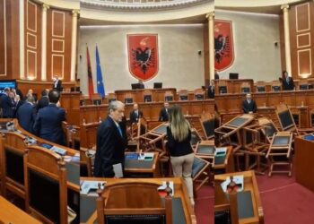 Kaosi në Kuvend/ Maxhoranca kërkon përjashtimin për deputetët e opozitës