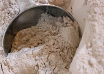 E turpshme/ AKU mbyll sytë, “tufa” e minjve bën kërdinë në pakot e miellit