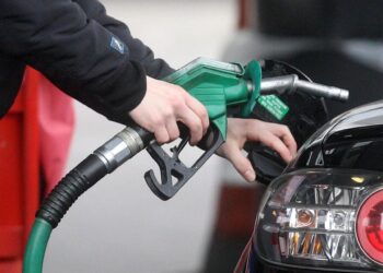 Nafta bie në bursat ndërkombëtare, në Shqipëri çmimi ngelet në stratosferë