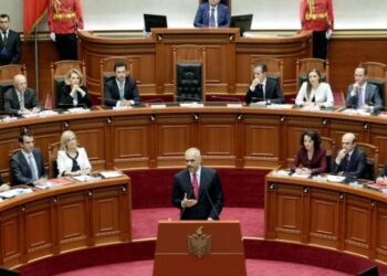 Paqe në Kuvend mes opozitës dhe maxhorancës për 25-vjetorin e Kushtetutës