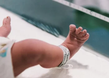 Detaje tronditëse/ Foshnja që u gjet në garazhin e një pallati në gjendje kritike