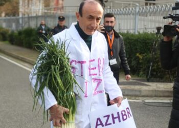 Tërhoqi sërish vëmendjen, Dashnor Sula pararqitet me përparse të bardhë në Kuvend