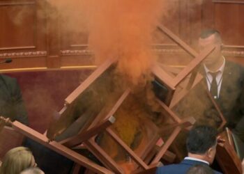 Mes tymit të flakadanëve dhe përplasjeve verbale mbyllet seanca në Kuvend