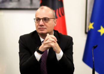 Ftohje e marrëdhënieve me Kosovën? Igli Hasani iu përgjigjet gazetarëve