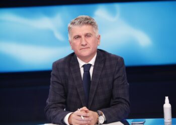 Agron Gjekmarkaj: Kuvendi, si një mejhane diku në Paskuqan
