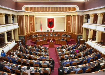 Ashpërsohen dënimet për deputetët/ Mazhoranca, draft për ndryshimin e Rregullores