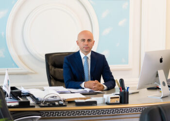 Klodian Allajbeu, oligarku i Shëndetësisë që po shantazhon mediat