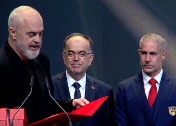 Presidenti Begaj i jep pashaportën shqiptare trajnerit të kombëtares Sylvinho