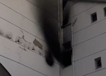 Zjarr në qendrën tregtare në Lushnje, qytetarët dalin nga dritaret