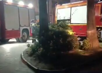 Prej orësh luftohet me zjarrin në Lushnje, 40 persona të bllokuar në banesa