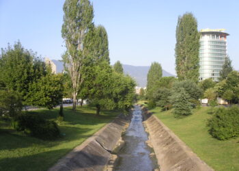 Gjendet një trup i pajetë në lumin Lana, identifikohet me shenja dhune