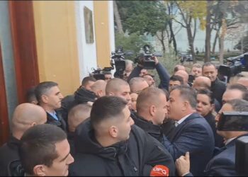 “Kështjella e Linditës është kjo?”/ Deputetët e opozitës përplasen me Gardë