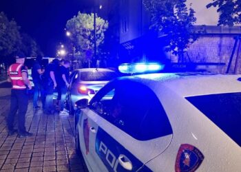 Shoferi nga Levani përplaset me policët në Fier, efektivi e qëllon me armë