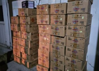 Bien në pranga 2 të rinj/ Shisnin fishekzjarre kontrabandë në Tiranë