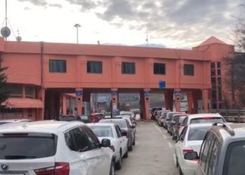 Fluks në doganën e Qafë Thanës/ Radhë të gjata për të hyrë në vend