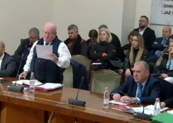 Mblidhet Këshilli i Mandateve për heqjen e mandatit të Berishës, debat në sallë