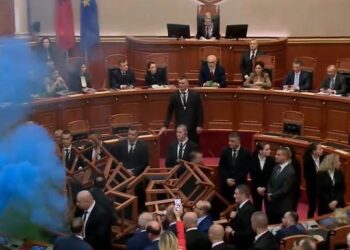 Miratohet “Buxheti 2024”/ Mbyllet seanca në pak minuta mes tymueseve dhe kaosit