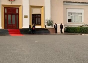 Shmangin përplasjet me protestuesit, deputetët e PS shkojnë më herët në Kuvend