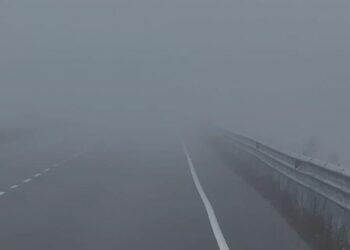 Mjegulla përfshin disa qytete në vend, apel për drejtuesit e mjeteve