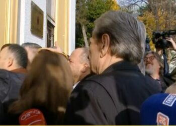 Përplasje në Kuvend/ Deputetët e PD ndeshen me punonjësit e Gardës