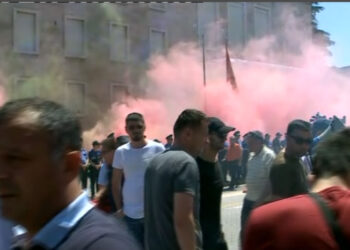 Protesta e opozitës/ Hidhen tymuese edhe jashtë ambienteve të Kryesisë