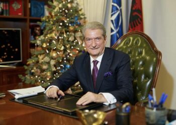 “Sonte dua të jap një mesazh shprese për ju”, Berisha uron shqiptarët nga shtëpia