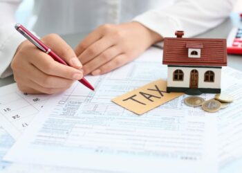 Vit i ri me taksa të reja për profesionistët e lirë, si po goditet shtresa e mesme?