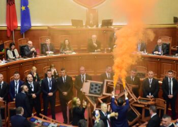 Kaosi në Kuvend/ Mazhoranca kërkon masë disiplinore për 6 deputetët e opozitës