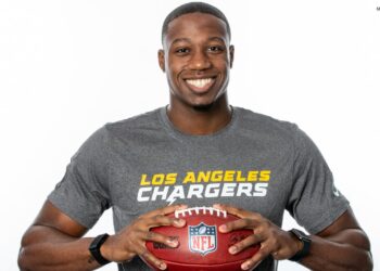 Trend apo diçka më shumë? Ylli i NFL-së shfaqet në stadium me shiponjën dykrenare