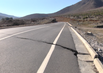 Shpërthejnë ujërat e zeza në Bulqizë, shkaktojnë probleme në rrugën e Arbrit