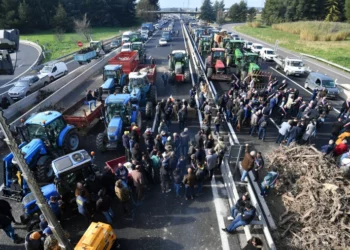 Protesta masive, bujqit francezë e rrethojnë me traktorë Parisin