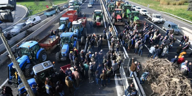 Protesta masive, bujqit francezë e rrethojnë me traktorë Parisin