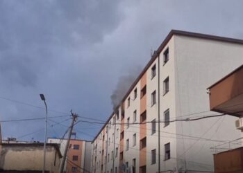 Merr flakë një apartament në Burrel, shkaktohen shumë dëme materiale