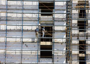 Dy kalimtarë dëmtohen rëndë nga skela e pallatit në Tiranë, polcia jep detajet