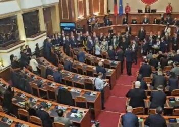 Deputetët e opozitës gardh te foltorja, presidenti Begaj nuk lejohet të mbajë fjalën