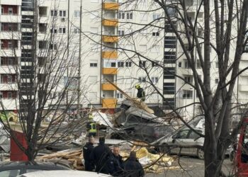 Bie çatia e ndërtesës së komunës në Prishtinë, lëndohet një person