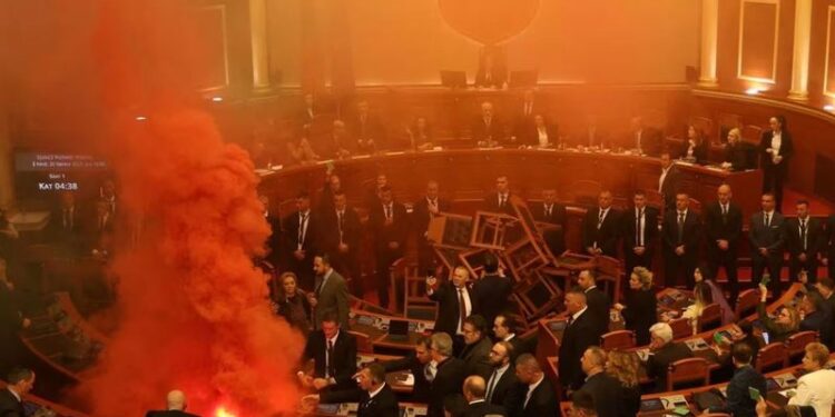 Aksioni opozitar/ PS kërkon masë disiplinore për 19 deputetë të opozitës