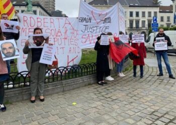 Familjarët e Saimir Sulës sërish protestë para Parlamentit Europian