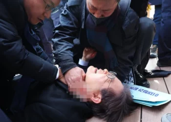 U godit me thikë në qafë, si duket gjendja e liderit të opozitës në Korenë e Jugut