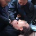 U godit me thikë në qafë, si duket gjendja e liderit të opozitës në Korenë e Jugut